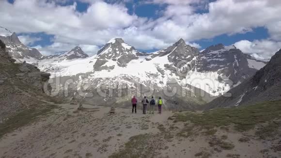 在阿尔卑斯山口的游客视频的预览图