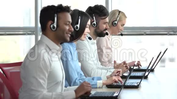 呼叫中心员工在笔记本电脑上工作视频的预览图