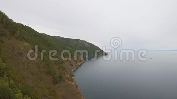 岩石海岸的空中景色视频的预览图
