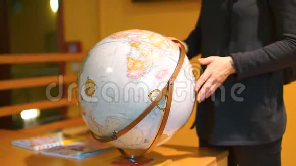 女孩接触地球视频的预览图