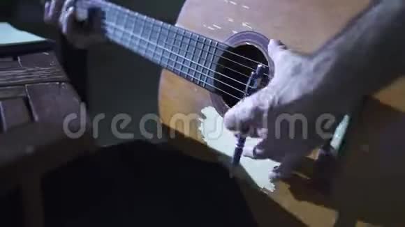 人弹旧吉他视频的预览图
