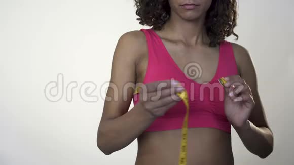 年轻女性胸部测量微笑成功的整形手术乳房视频的预览图