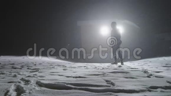 夜间暴风雪中的人视频的预览图