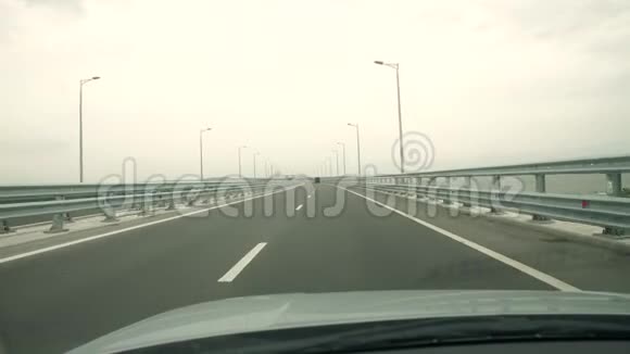 汽车在高速公路上行驶视频的预览图