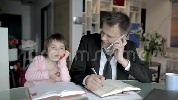 商人在家工作照顾他的小女儿视频的预览图