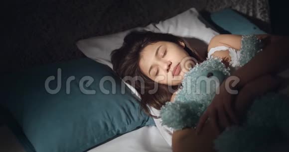 带着泰迪玩具醒来的女人视频的预览图