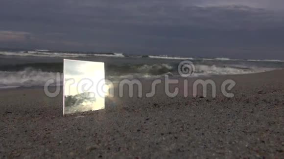 海滩上的方形镜子视频的预览图