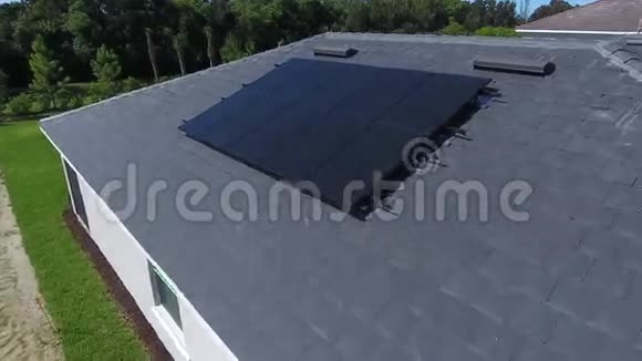 屋顶上有太阳能电池板的房屋小郊区生态村空中拍摄4k视频的预览图