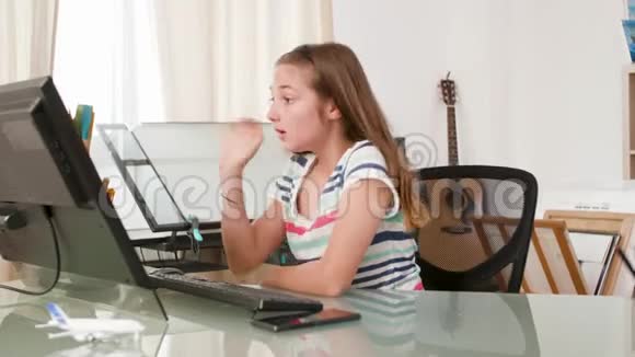 少女在电脑上打视频电话视频的预览图