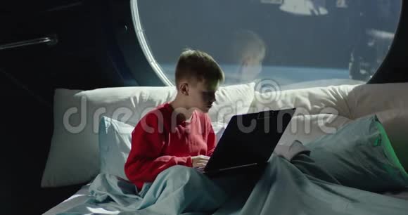 在飞船里用笔记本电脑的男孩视频的预览图