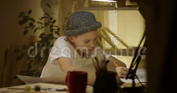 年轻艺术家在餐桌上画画视频的预览图
