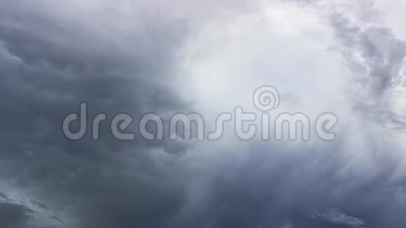 乌云在雨前移动视频的预览图