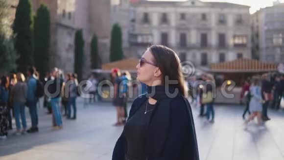 商务女性在城市广场四处寻找和散步旅游理念视频的预览图