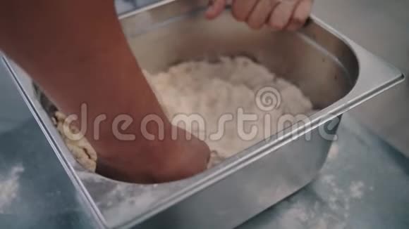 厨师在面团里擦拭视频的预览图