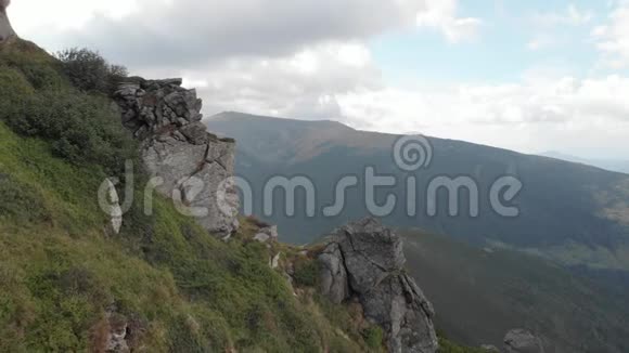 山上的岩石悬崖视频的预览图