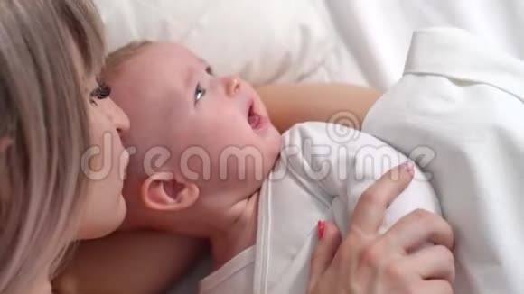 宝宝和妈妈躺在床上淘气视频的预览图