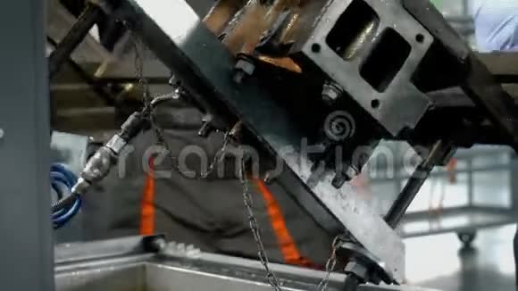 工厂修理工修理发动机视频的预览图