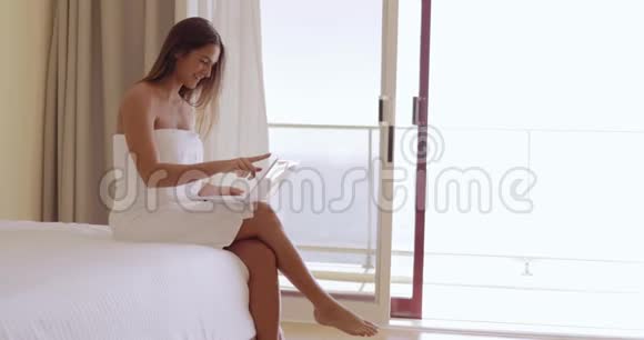 女孩在酒店用笔记本电脑放松视频的预览图