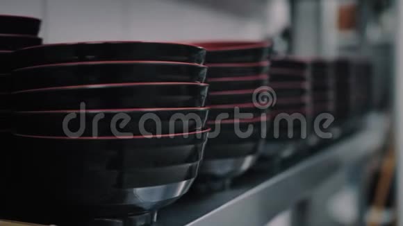 黑色杯子在架子上视频的预览图