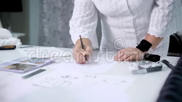 用针垫和铅笔画出轮廓把女性的手收起来穿白色上衣和裙子的女人的身体形象视频的预览图