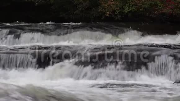 加拿大安大略省寒冷干净的瀑布视频的预览图