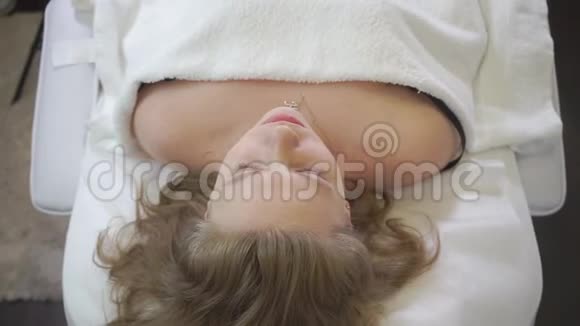 女孩被毛巾盖住了视频的预览图