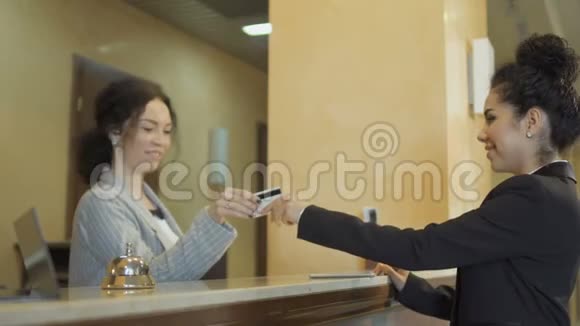 女商人为旅馆房间付信用卡视频的预览图