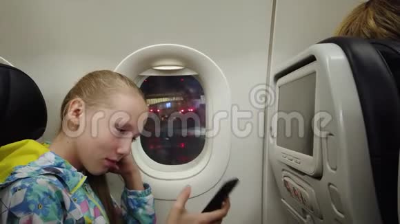 在飞机上带手机的女孩视频的预览图