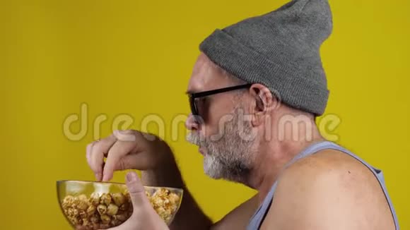 吃爆米花的老人视频的预览图