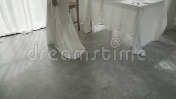 穿裙子的年轻新娘在房间里视频的预览图