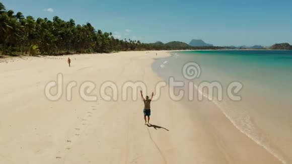 人走在宽阔的沙滩上视频的预览图