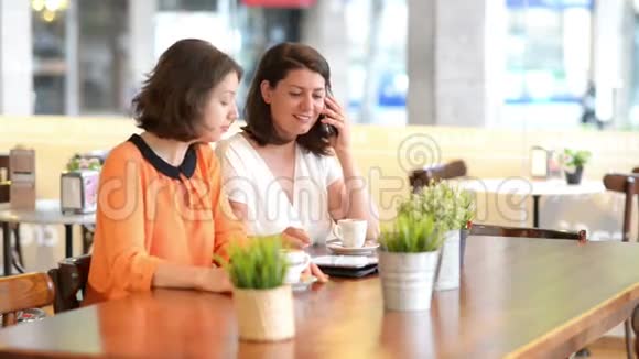 两位女士在酒吧供应早餐视频的预览图