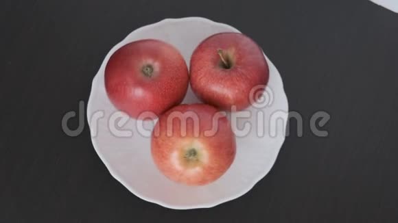 红苹果在盘子上旋转视频的预览图