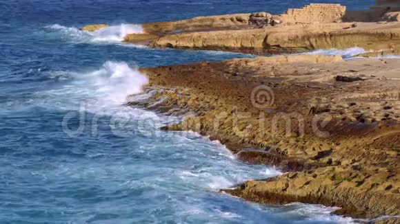马耳他海岸的蓝水视频的预览图