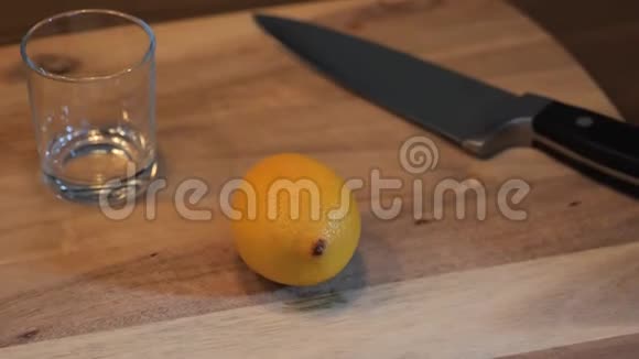 把柠檬切碎视频的预览图