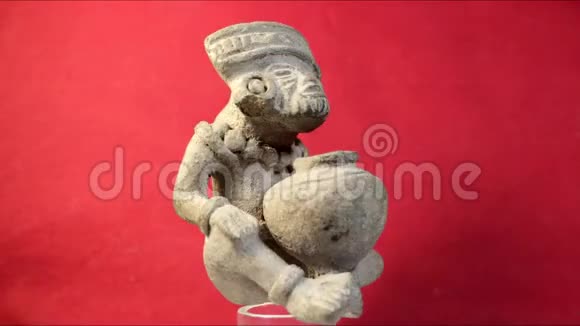 一个拿着水壶的人的雕像视频的预览图