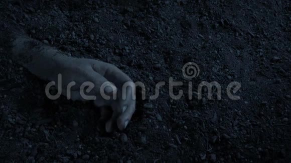 手埋在黑暗中的地面视频的预览图