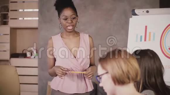 成功的非洲裔美国女性商业教练在企业培训研讨会上培训多民族团队慢动作视频的预览图