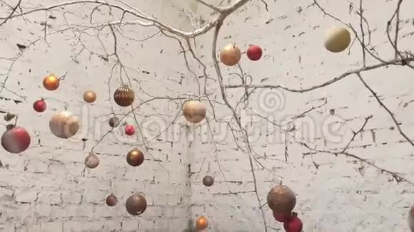新年球在树上视频的预览图