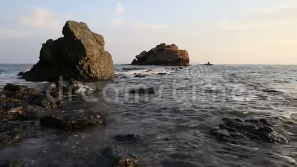 黑石间的海浪视频的预览图
