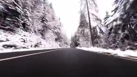 在冬天的路上旅行视频的预览图