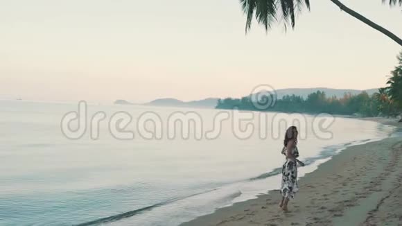女孩在海边奔跑视频的预览图
