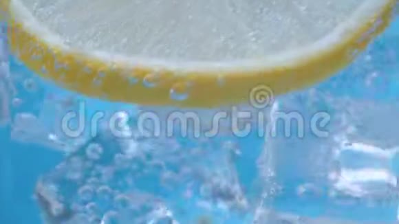 矿泉水中的冰和柠檬视频的预览图