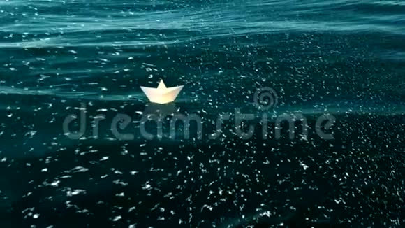 一艘漂浮在海洋中的纸船视频的预览图