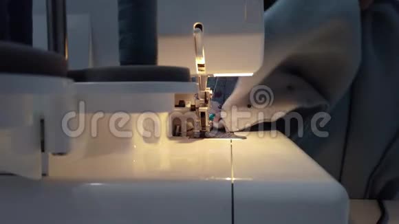 女人正在缝纫机上缝纫视频的预览图