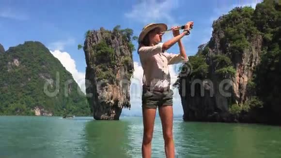 旅游女孩俯瞰海洋景观视频的预览图