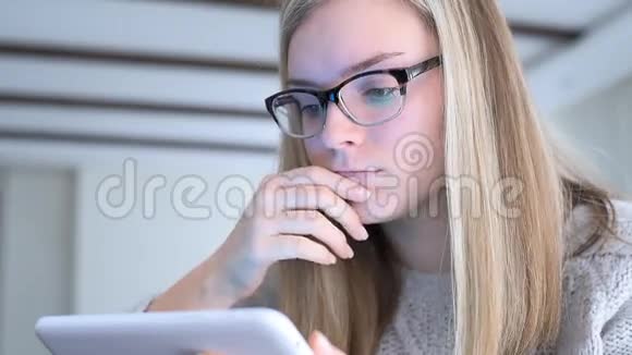 女人看电脑屏幕视频的预览图