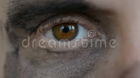 肮脏的棕色眼睛工人视频的预览图