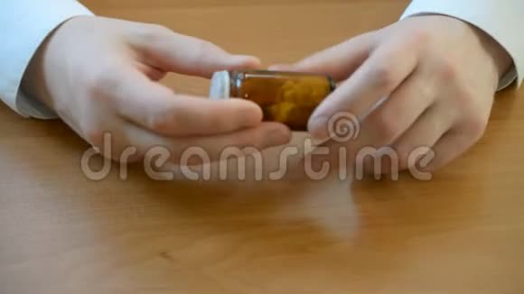 把瓶子里的药丸倒在手上视频的预览图