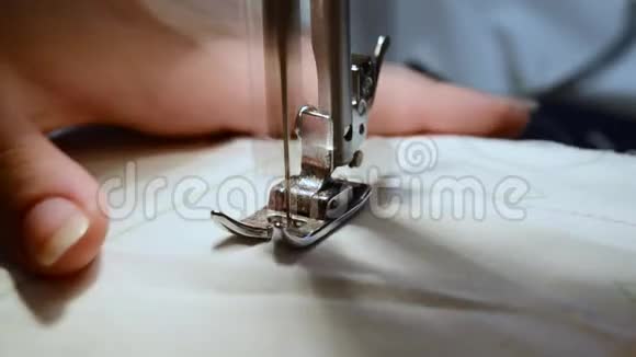 手和缝纫机视频的预览图